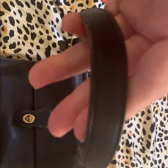 COACH Willis black leather with gold hardware twist lock crossbody purse - Picture 4 of 12